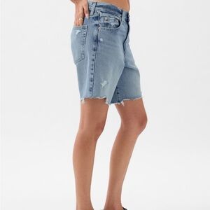 GAP 8" Mid Rise '90s Loose Denim Bermuda Shorts - 28R in Light Destroy